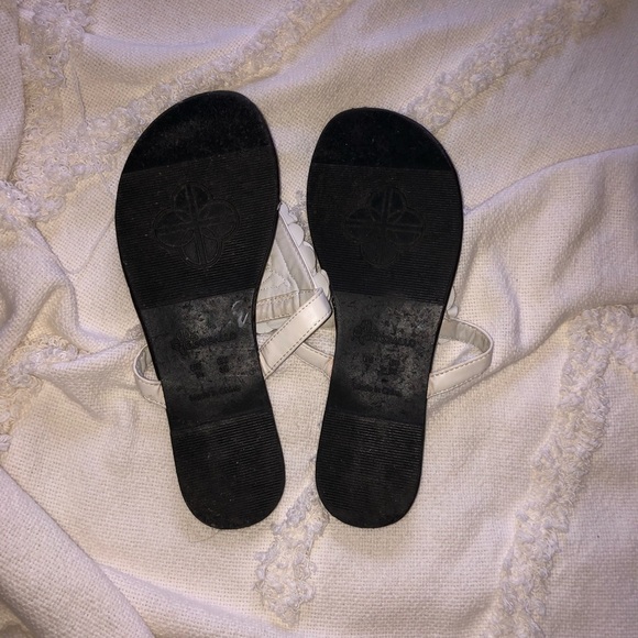 Size 7 white flower sandals - Picture 2 of 5